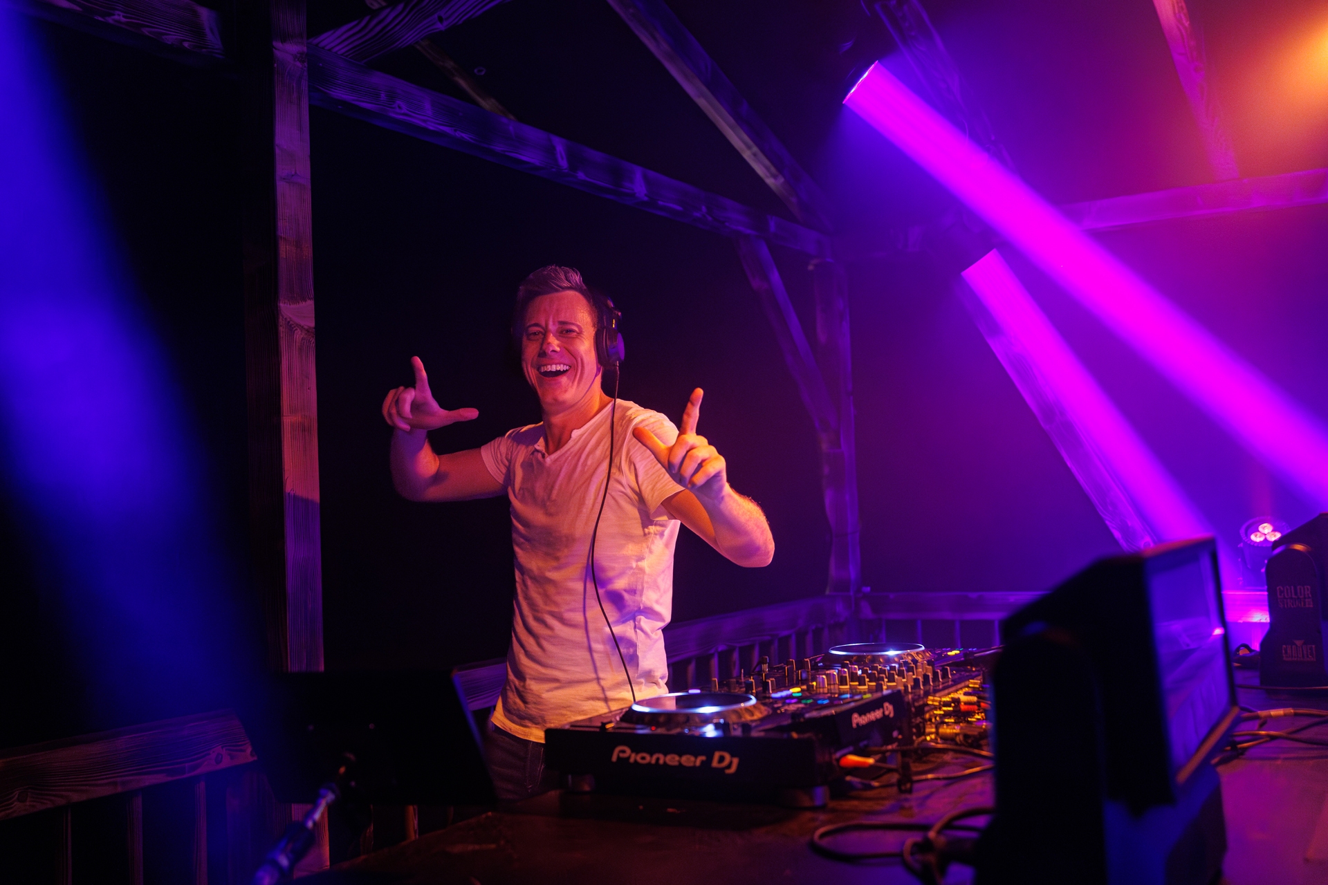 DJ MARIO - Der Show-Act & Live-DJ aus der Schweiz