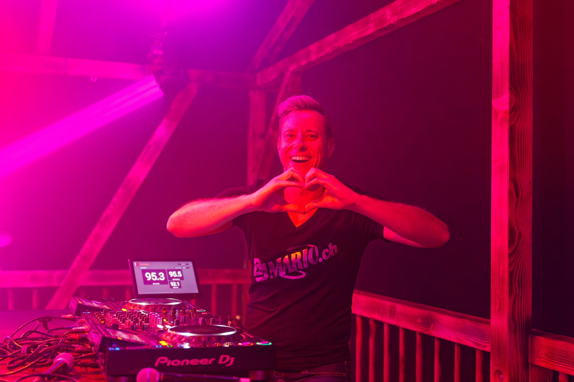 DJ MARIO - Der Show-Act & Live-DJ aus der Schweiz